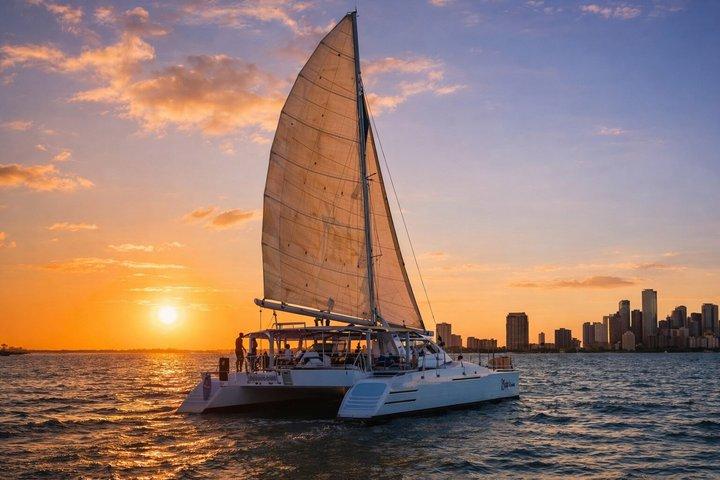 Sunset Catamaran Cruise i Miami med Open Bar, Bites & Live DJ