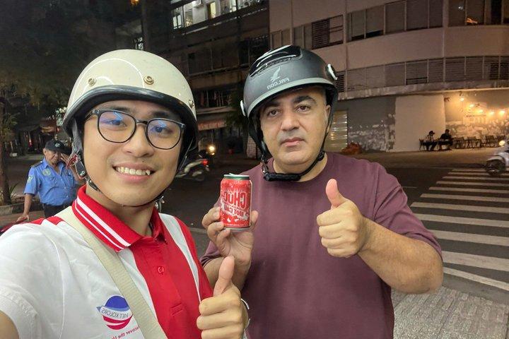 Amateur de nourriture de rue en moto à Ho Chi Minh City