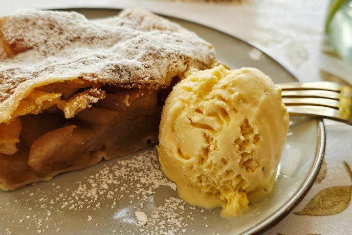 アップルシュトゥルーデルとオーストリアのペストリー-ザルツブルク要塞ビュー付き