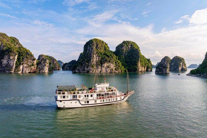 Entdecken Sie Bai Tu Long Bay auf Boutique Cruise 2D1N von Hanoi aus