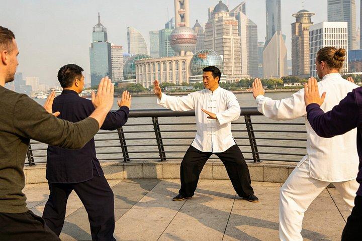 【チャイナジェム】夜明けか夕暮れの上海太極拳教室