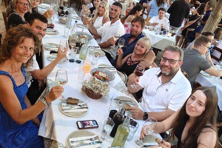 Rethymno : クレタ島の夜ディナーと生演奏、ローカルガイド