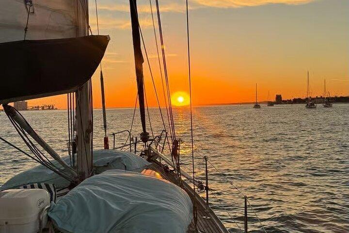 Coucher de soleil de Lisbonne ou visite quotidienne en bateau sur le Tage avec boissons