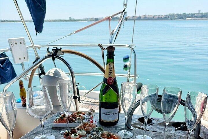 リスボンボートツアー：サンセットまたは日中のボートクルーズ（ワイン付）