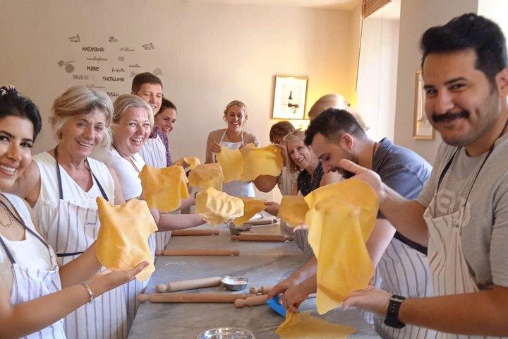 Florence : Lasagna & Tiramisù Class with Wine by Ponte Vecchio