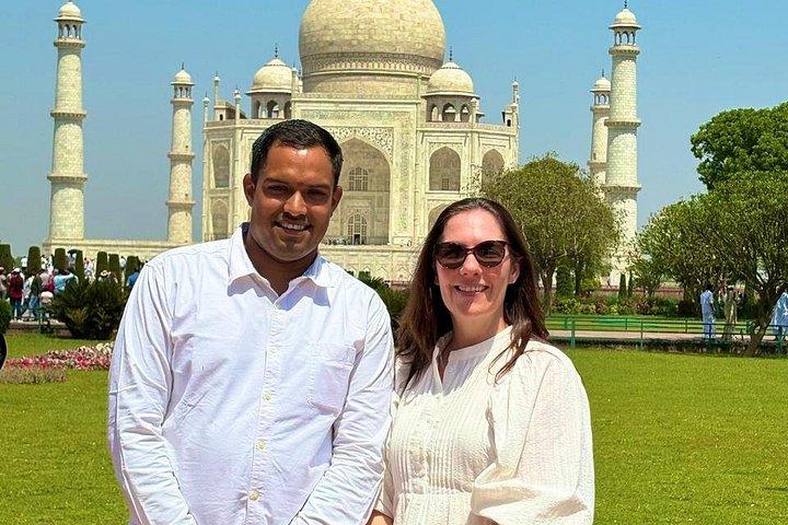 車とガイド付きのタージ・マハルとアグラ城日帰り旅行