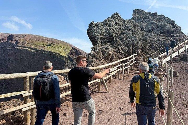 ローマ発ポンペイ＆ベスビオ山日帰り旅行（ランチ付き）