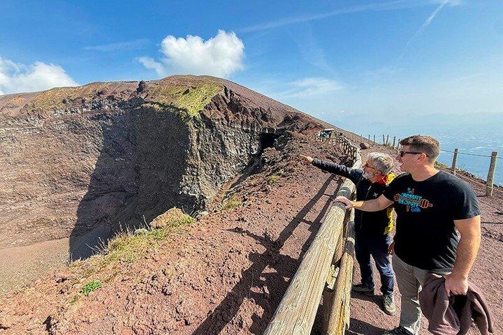 ローマ発ポンペイ＆ベスビオ山日帰り旅行（ランチ付き）