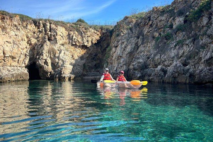 Escursione guidata in kayak trasparenti nella baia di Addaia.