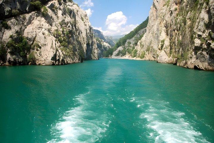 Recorrido en barco por el Cañón Verde desde un lado con almuerzo y refrescos