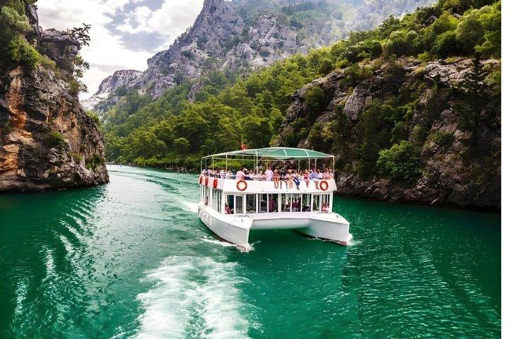 Recorrido en barco por el Cañón Verde desde un lado con almuerzo y refrescos
