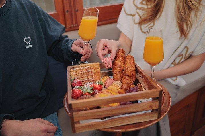 アムステルダム：1.5時間居心地の良い朝の朝食運河クルーズ