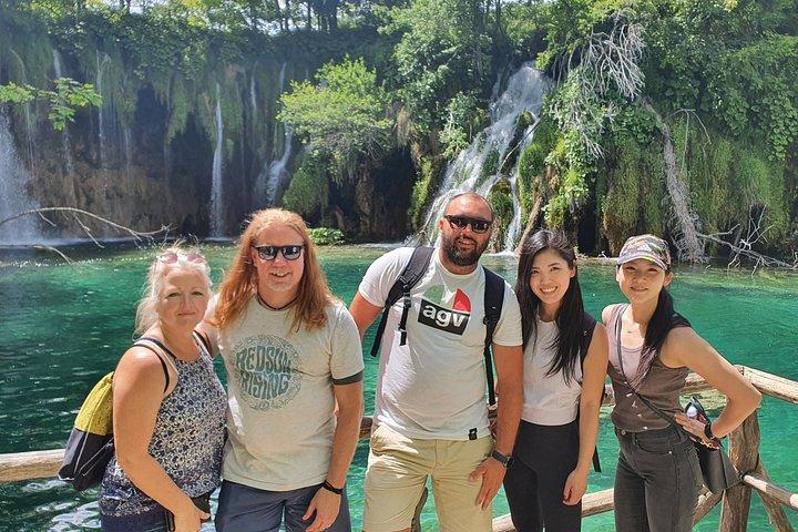 Fra Zagreb: Rejse til Plitvice søer med kajakoplevelse