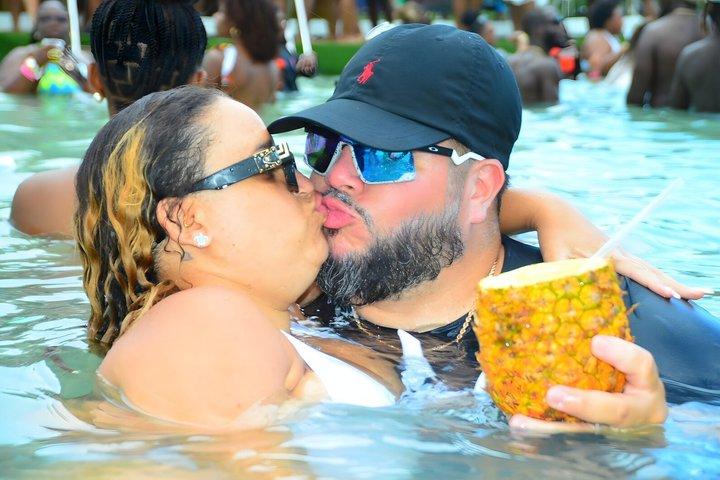 Punta Cana Party Boat w/ Beach Party & Open Bar Hip Hop/ダンスホール