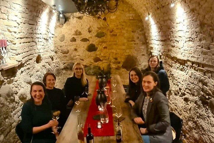 Degustações de vinho e mel locais em Vilnius Old Town Cellars