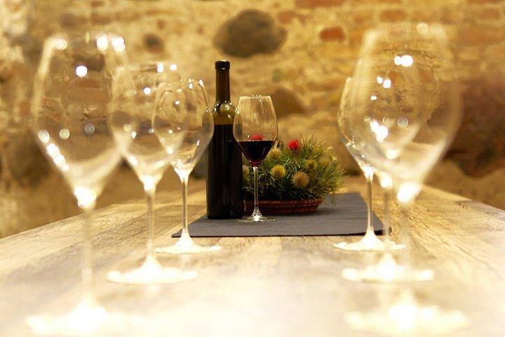 Degustações de vinho e mel locais em Vilnius Old Town Cellars