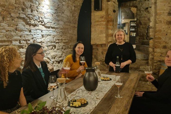 Degustações de vinho e mel locais em Vilnius Old Town Cellars