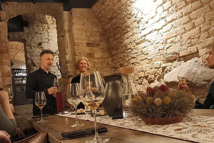 Degustações de vinho e mel locais em Vilnius Old Town Cellars
