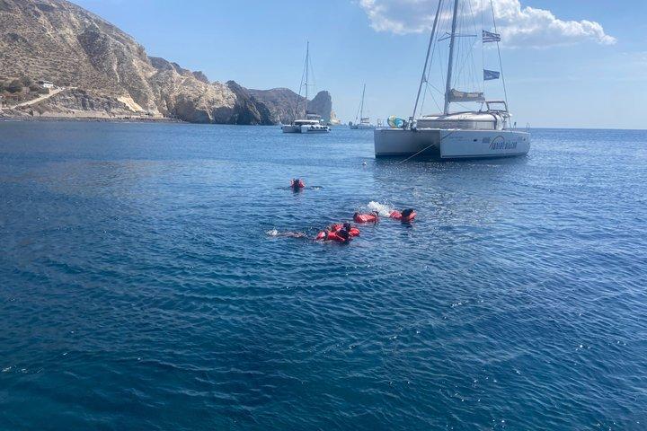 Premium Santorin Tageskatamaranfahrt mit Grill und Open Bar