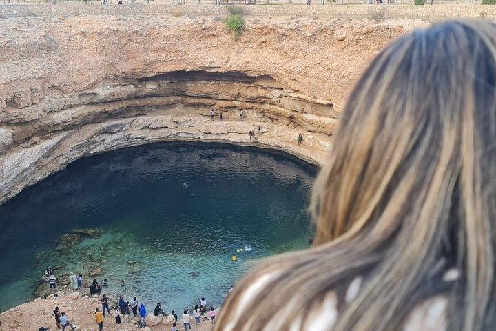 ヒドゥン・パラダイス・ツアー：ワディ・ティウィ、ビンマ・シンクホール＆フィンズ・ビーチ