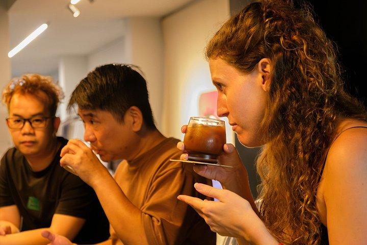 ハノイの醸造所と噛み砕き : 文化的なコーヒーと食の散歩