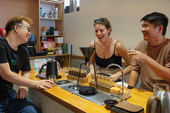 ハノイの醸造所と噛み砕き : 文化的なコーヒーと食の散歩