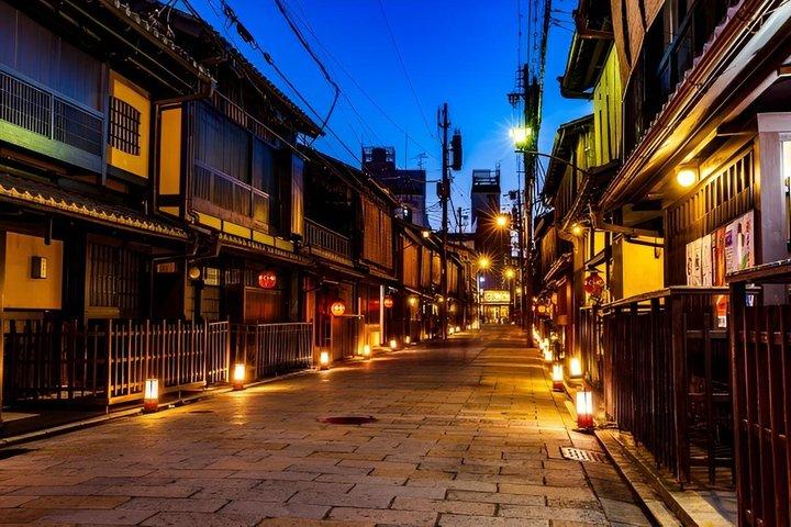 京都祇園芸者街＆隠れ家散策ツアー