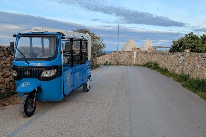Electric tuk tuk excursion in Polignano a mare