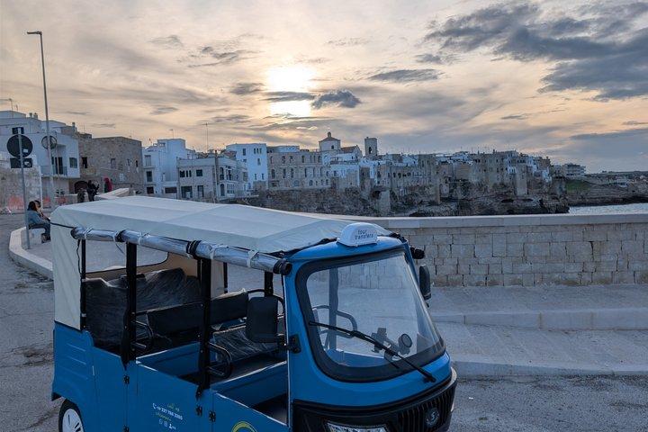 Electric tuk tuk excursion in Polignano a mare