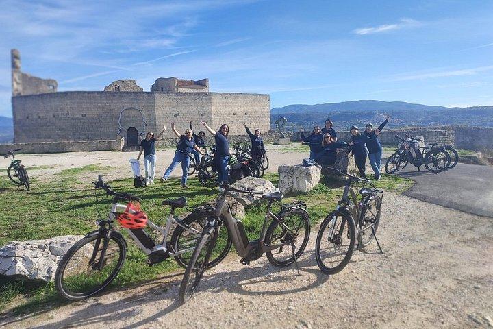 エクス・アン・プロヴァンスからのリュベロン地域での終日電動自転車ツアー