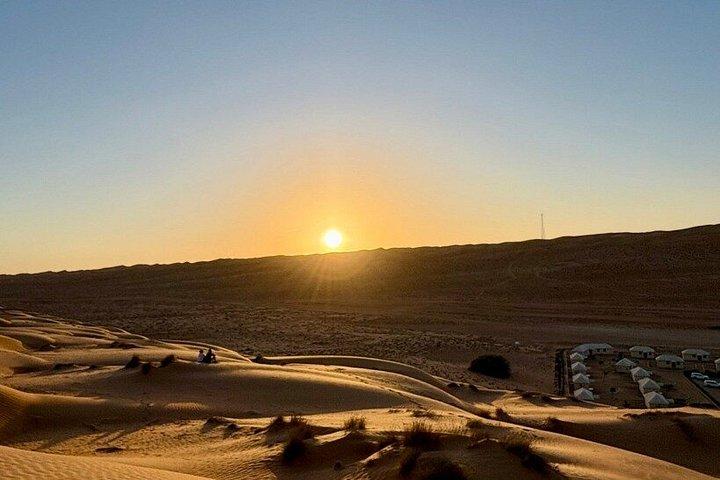 黄金の砂漠の夕日を眺めながらのスイムハイキング