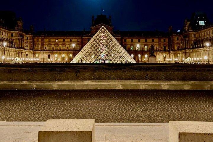 Noite Crimes de Paris Tour com vinho e queijo