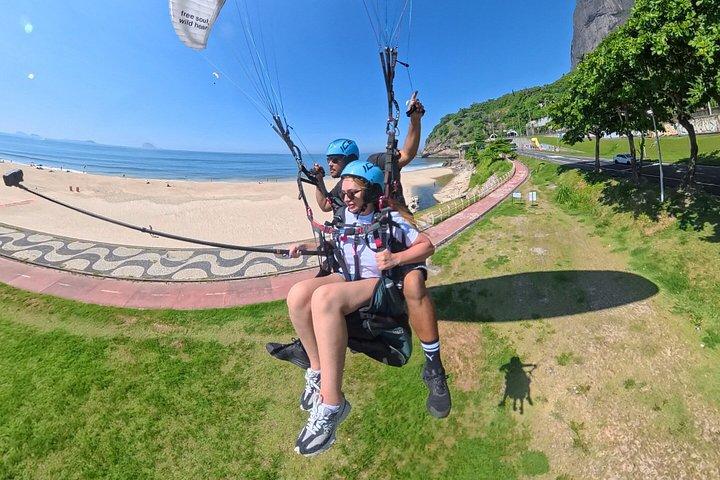 リオデジャネイロでのパラグライディング：リオ上空を巡るタンデムパラグライディングフライト