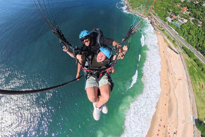 リオデジャネイロでのパラグライディング：リオ上空を巡るタンデムパラグライディングフライト