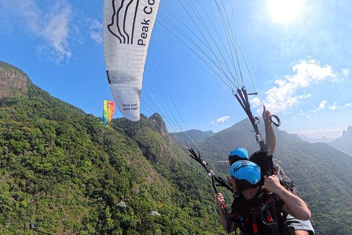 リオデジャネイロでのパラグライディング：リオ上空を巡るタンデムパラグライディングフライト