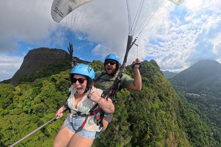 リオデジャネイロでのパラグライディング：リオ上空を巡るタンデムパラグライディングフライト