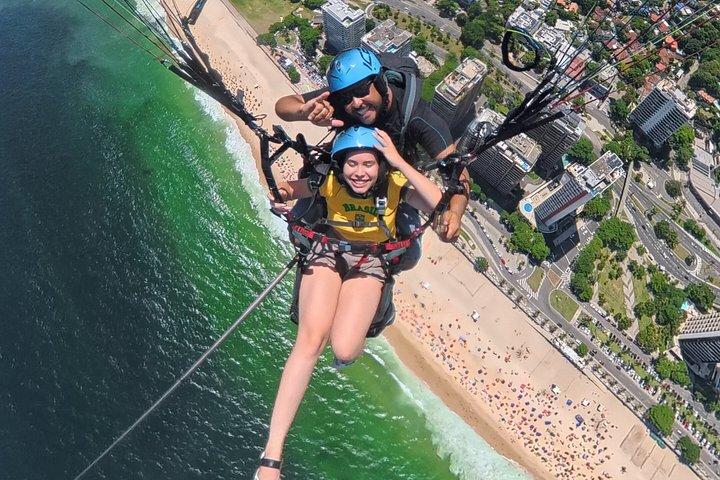 リオデジャネイロでのパラグライディング：リオ上空を巡るタンデムパラグライディングフライト