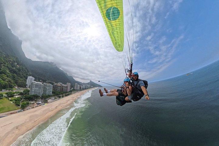 リオデジャネイロでのパラグライディング：リオ上空を巡るタンデムパラグライディングフライト
