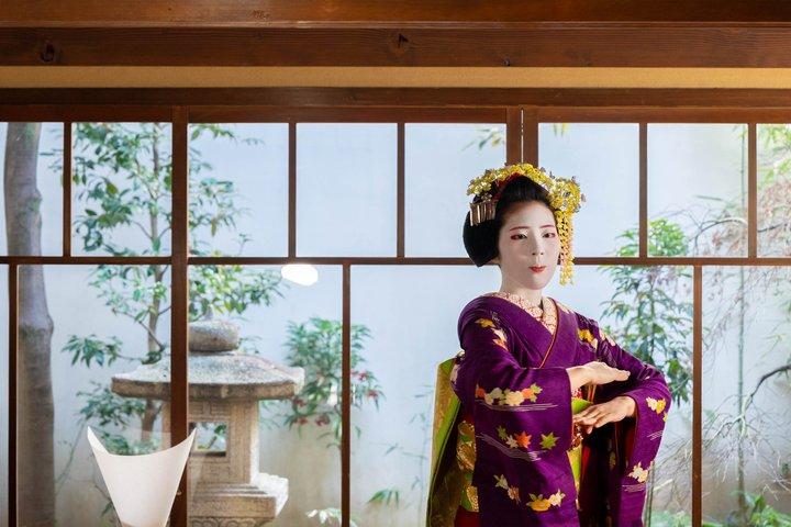 京都の見どころ 芸者ショー付き日帰りバスツアー