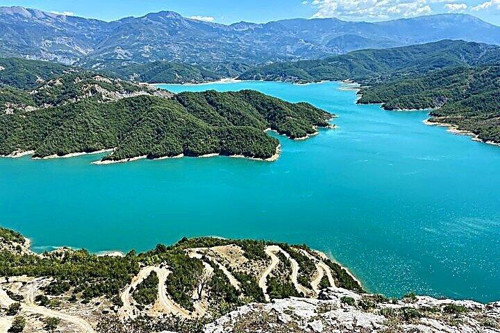 ボビリャ湖と渓谷の景色を眺めながらガムティ山をハイキング - ティラナ発