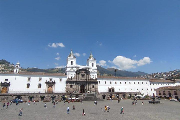 TOUR Quito Colonial-panecillo, teleférico y mitad del mundo.