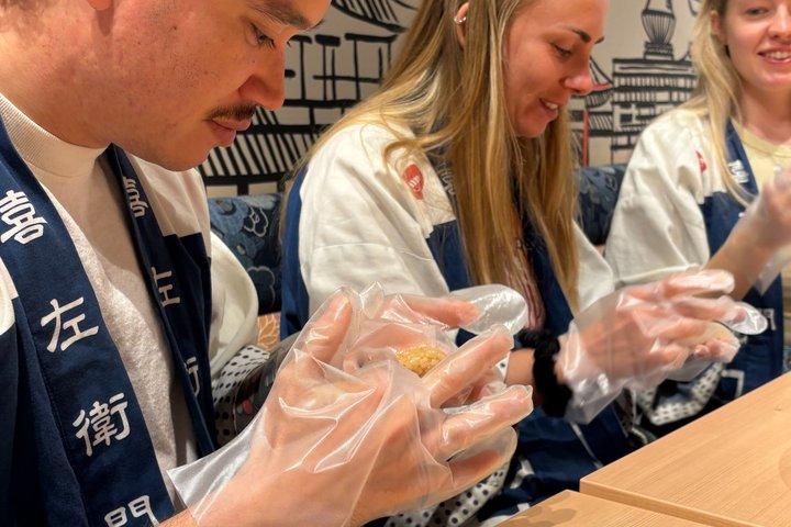 京都の寿司店で開店前に寿司作り教室