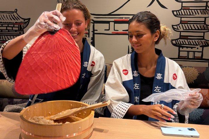 京都の寿司店で開店前に寿司作り教室