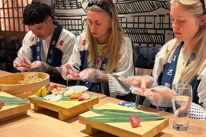 京都の寿司店で開店前に寿司作り教室