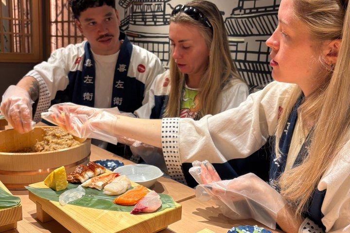 京都の寿司店で開店前に寿司作り教室