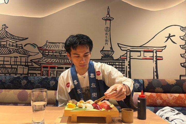 京都の寿司店で開店前に寿司作り教室