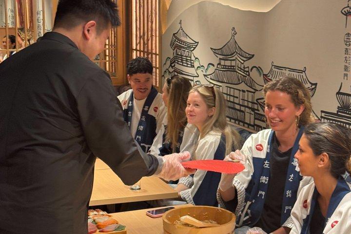 京都の寿司店で開店前に寿司作り教室