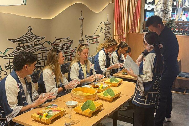 京都の寿司店で開店前に寿司作り教室