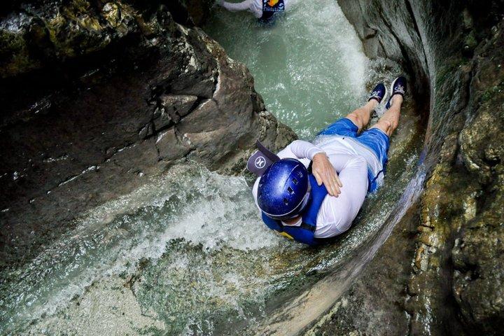 アンバーコーブとタイノベイからのランチ付きダマジャグア滝観光