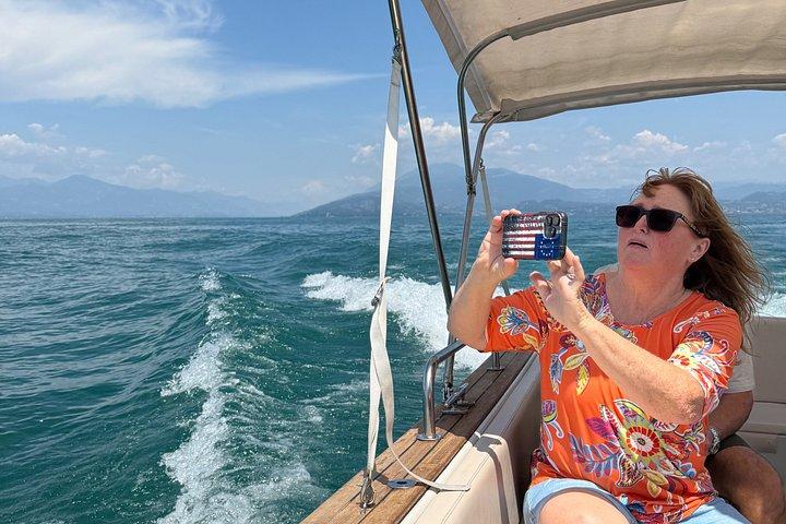群衆ボートクルーズガイド付き散歩と飲み物から離れてシルミオーネ